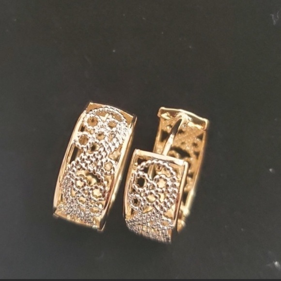 NEW 14k Gold/Silver Plated Filigree Huggie Hoop Earrings - Picture 9 of 11